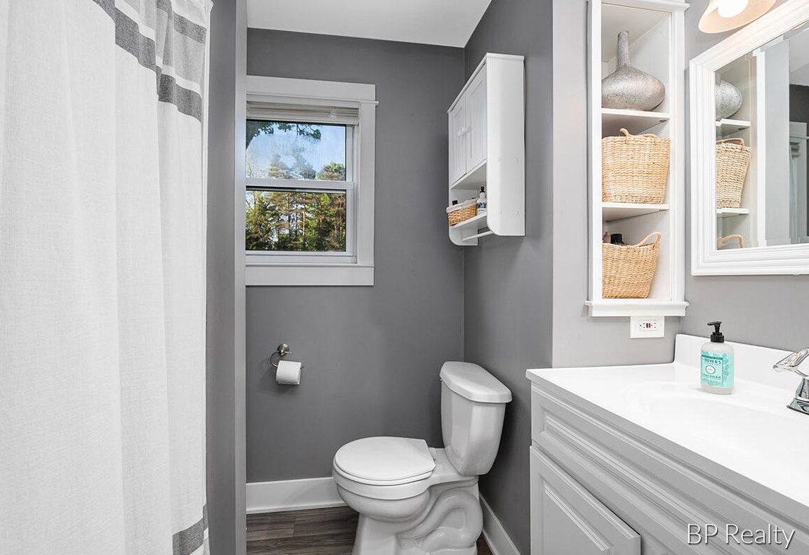 531 Cherry St, Wayland MI 49348-1076 exterior