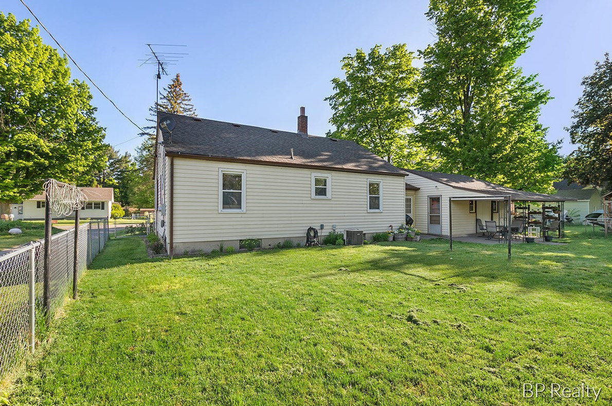 531 Cherry St, Wayland MI 49348-1076 exterior