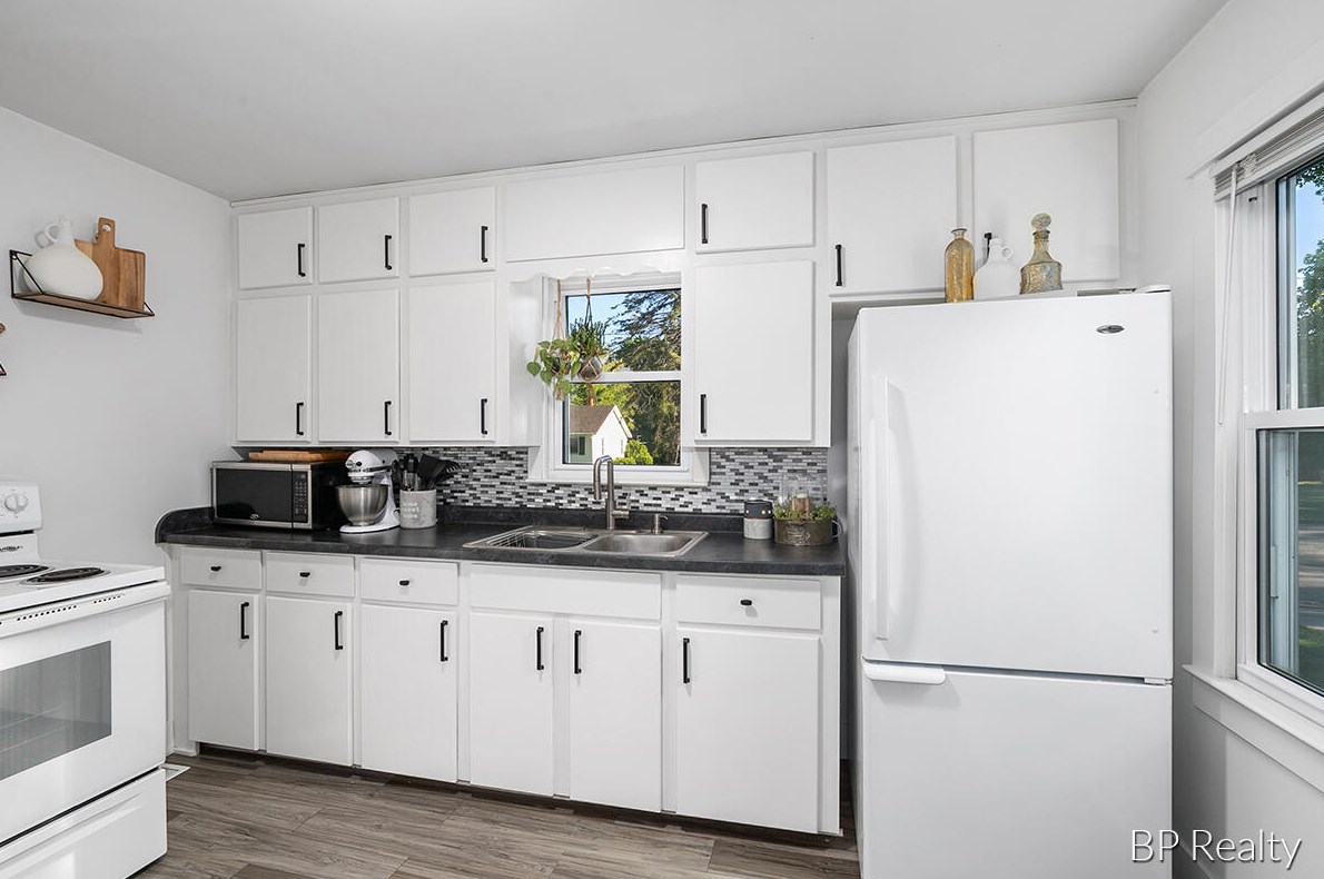 531 Cherry St, Wayland MI 49348-1076 exterior