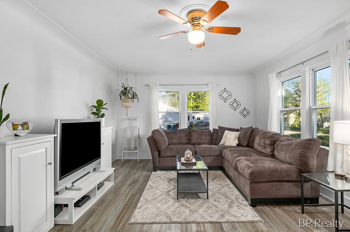 531 Cherry St, Wayland MI 49348-1076 exterior