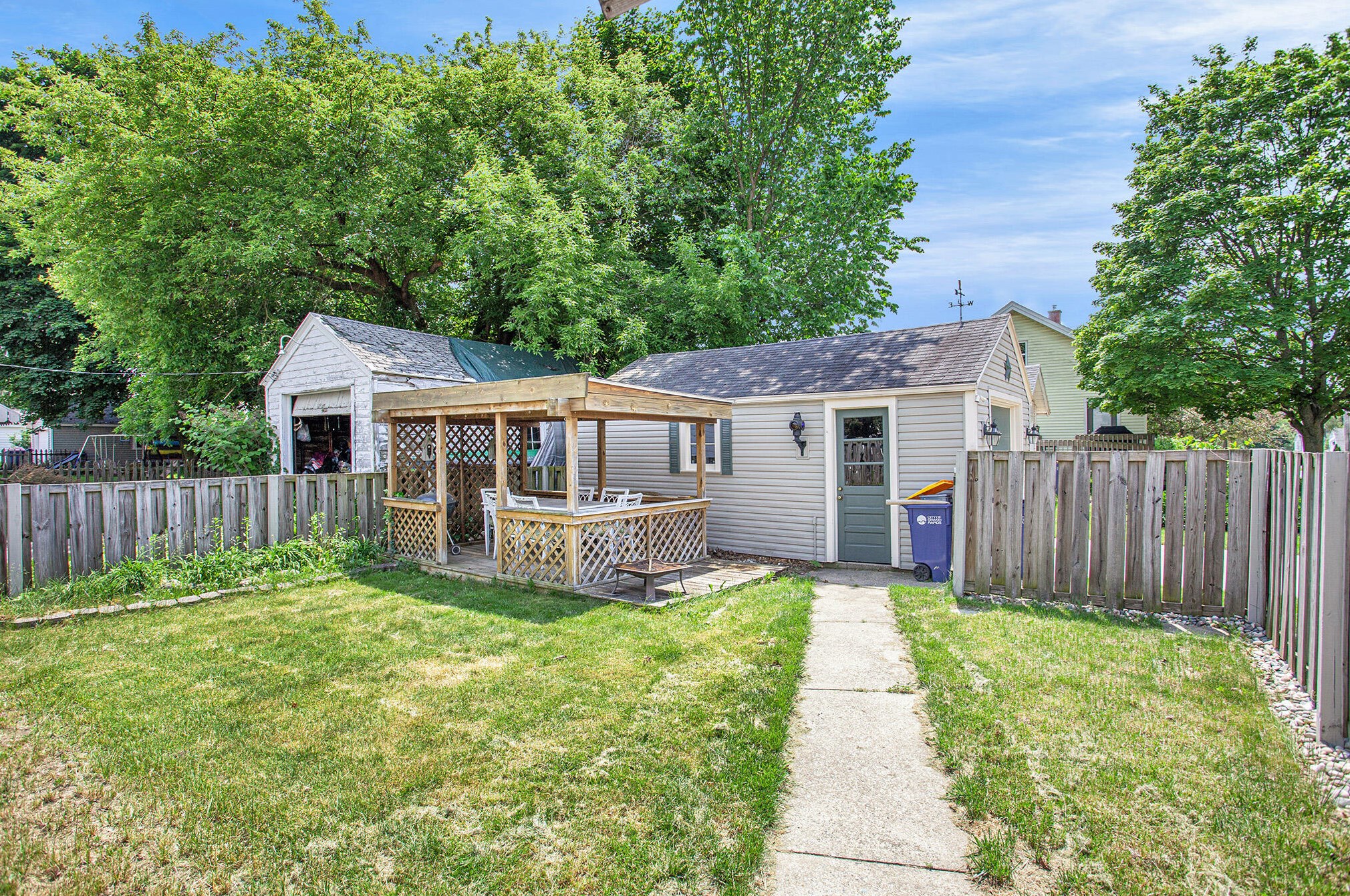 1000 Oaklawn St, Grand Rapids MI 49505-3748 exterior