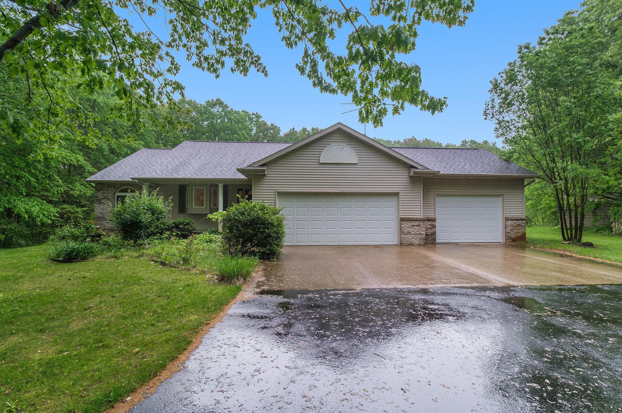 2037 Winding Oak Dr, Dorr MI 49323-9342 exterior