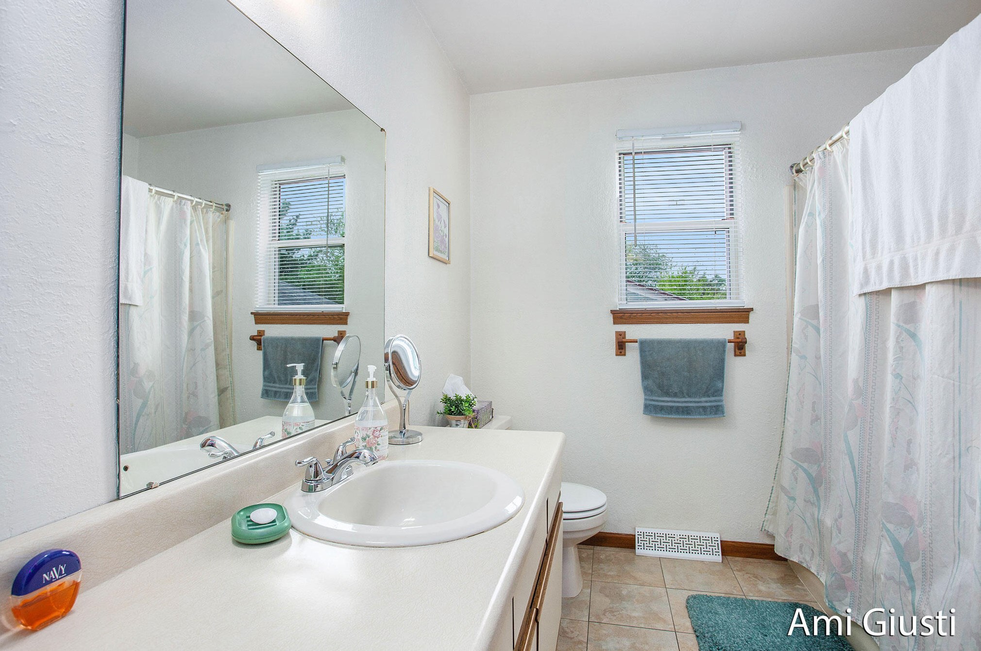 1910 Burton, Grand Rapids MI 49506-4620 exterior