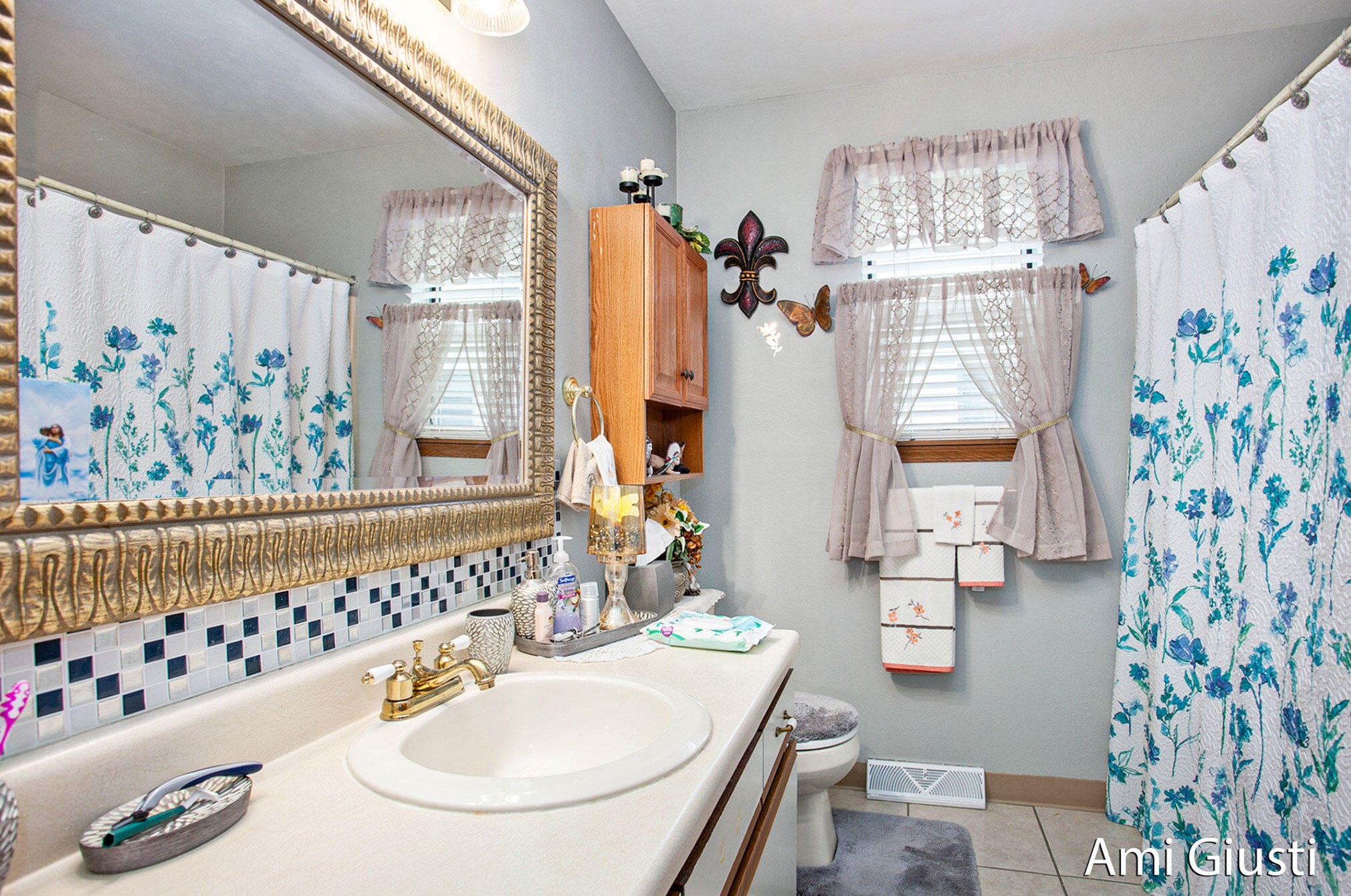 1910 Burton, Grand Rapids MI 49506-4620 exterior