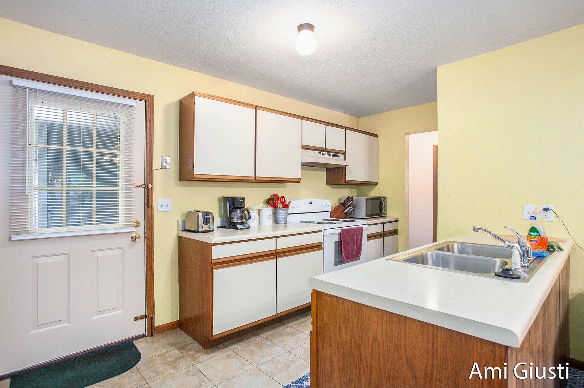 1910 Burton, Grand Rapids MI 49506-4620 exterior