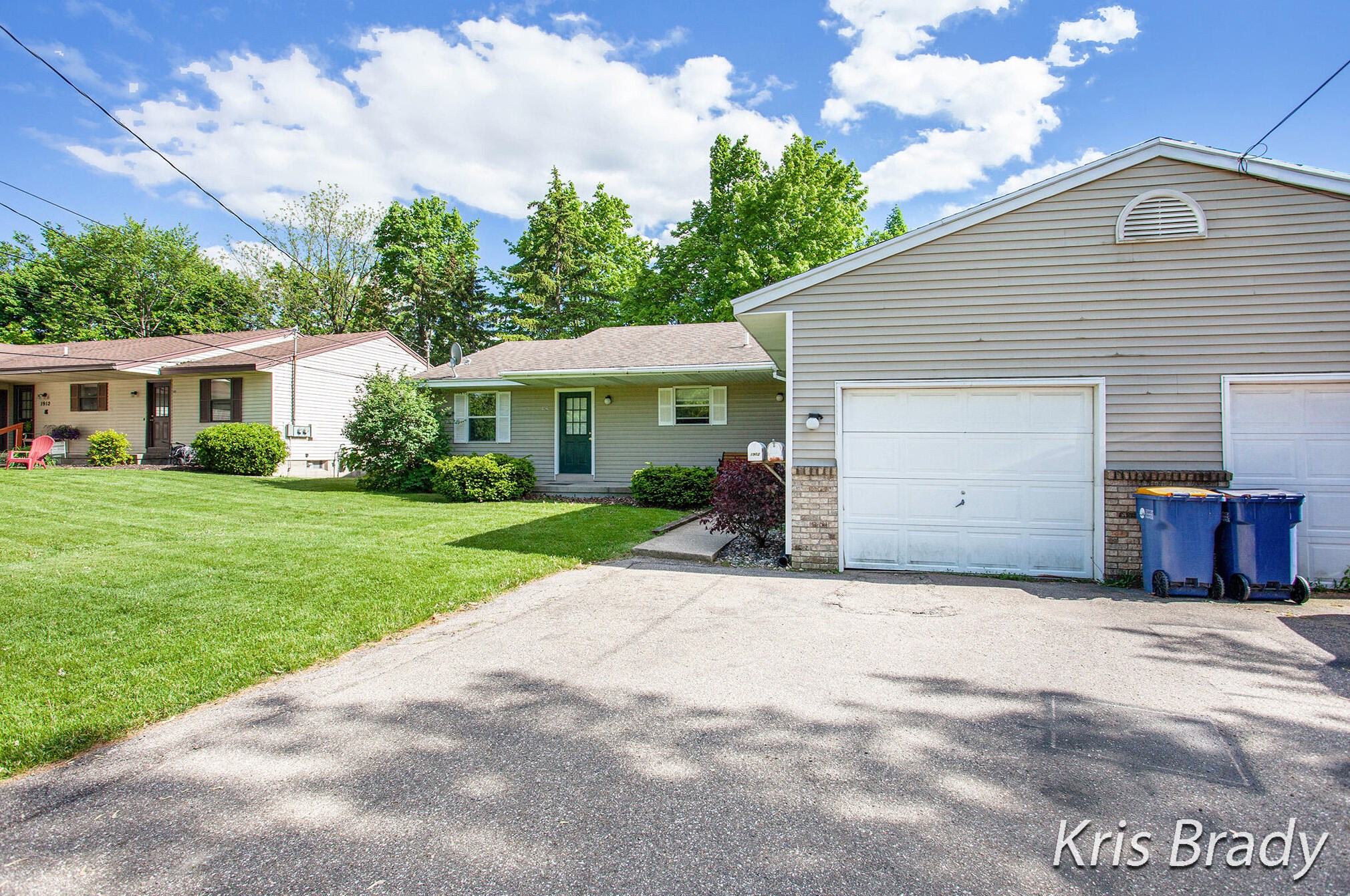 1910 Burton St, Grand Rapids MI  49506-4620 exterior