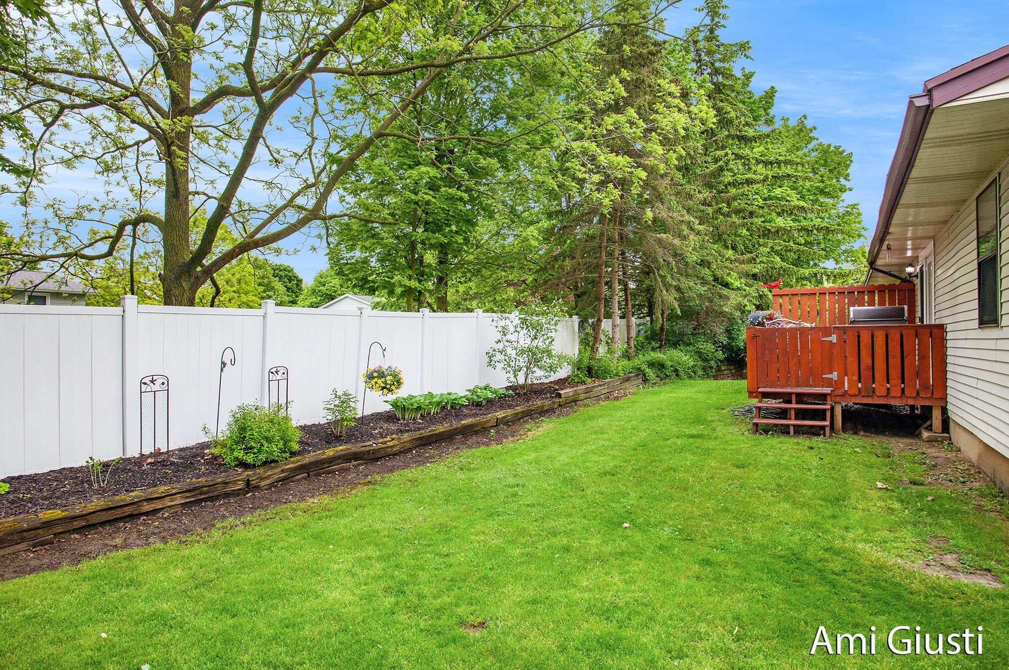 1910 Burton, Grand Rapids MI 49506-4620 exterior