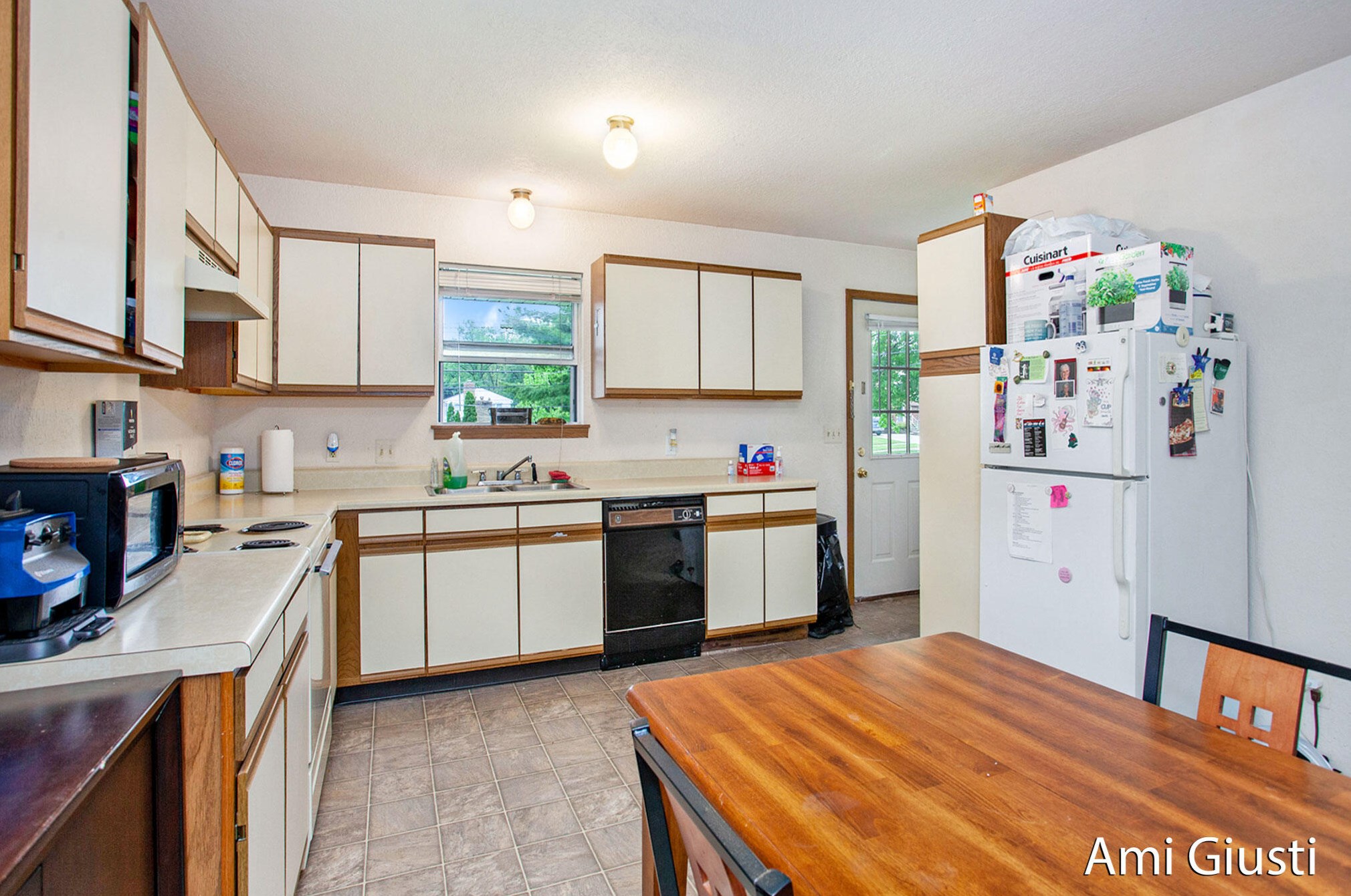 1910 Burton, Grand Rapids MI 49506-4620 exterior