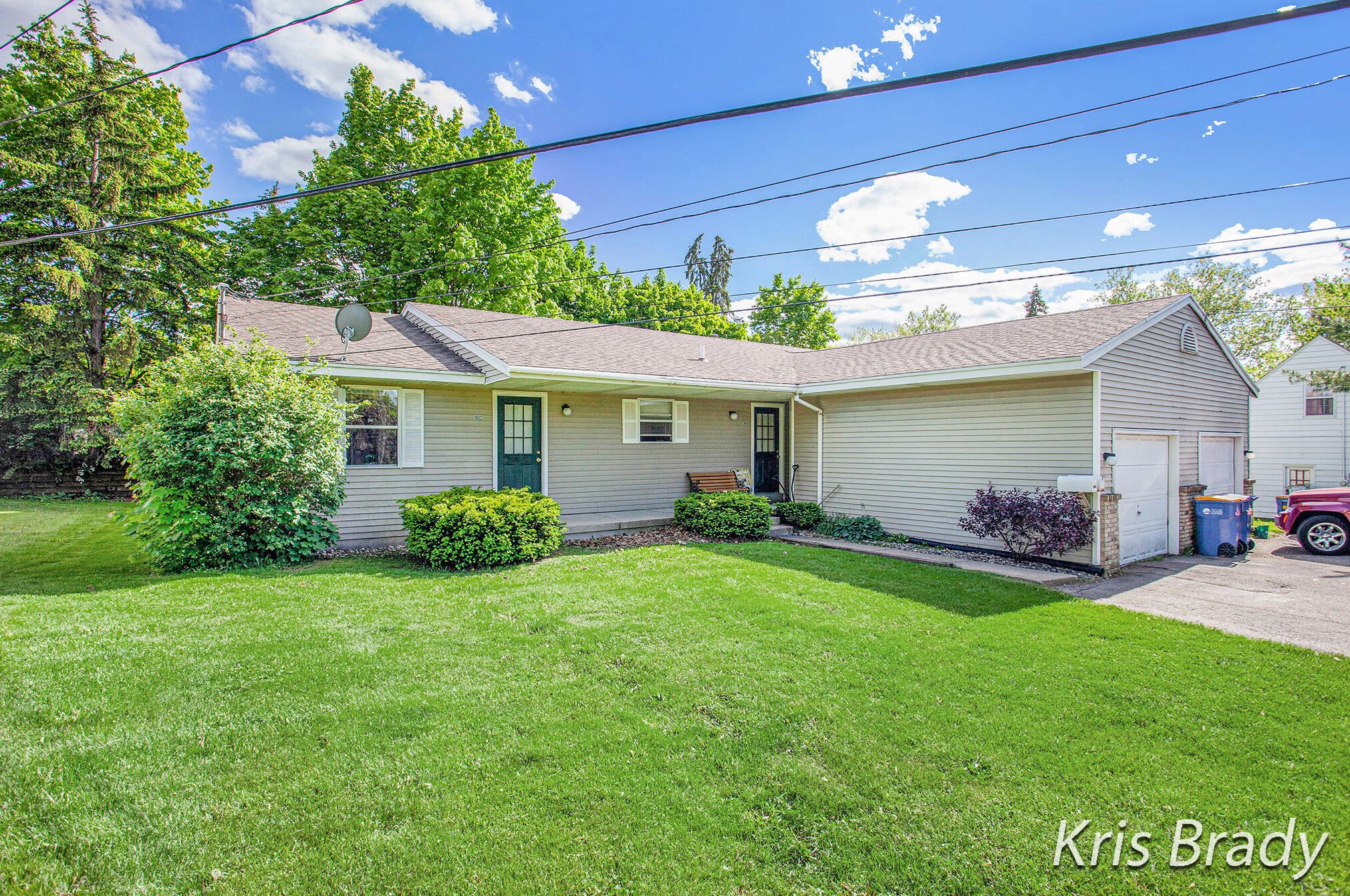 1910 Burton, Grand Rapids MI 49506-4620 exterior