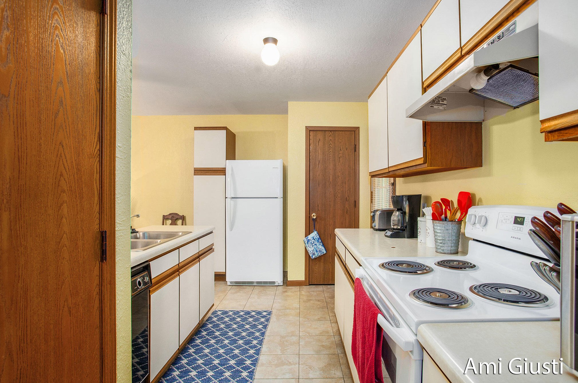 1910 Burton, Grand Rapids MI 49506-4620 exterior