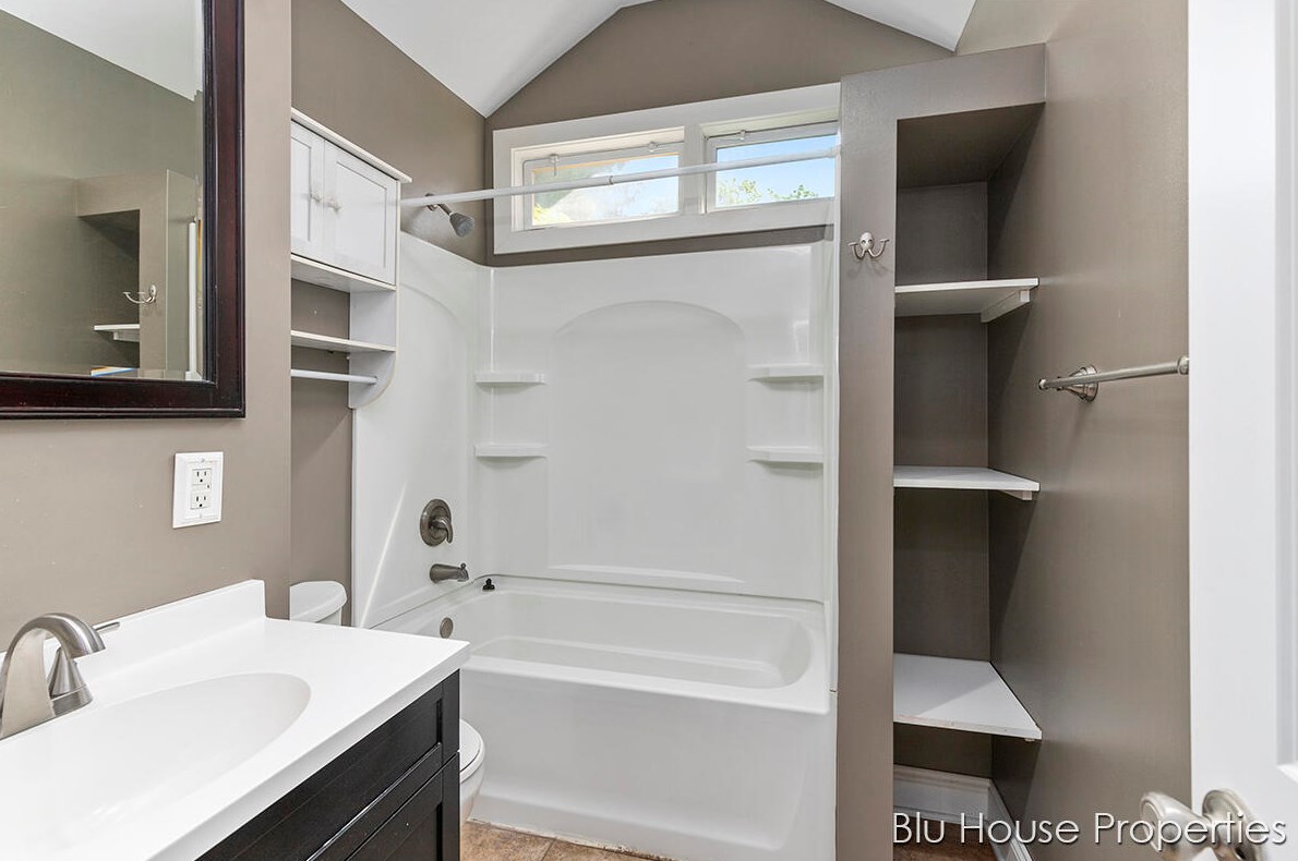 912 Virginia St, Grand Rapids MI 49506-1511 exterior