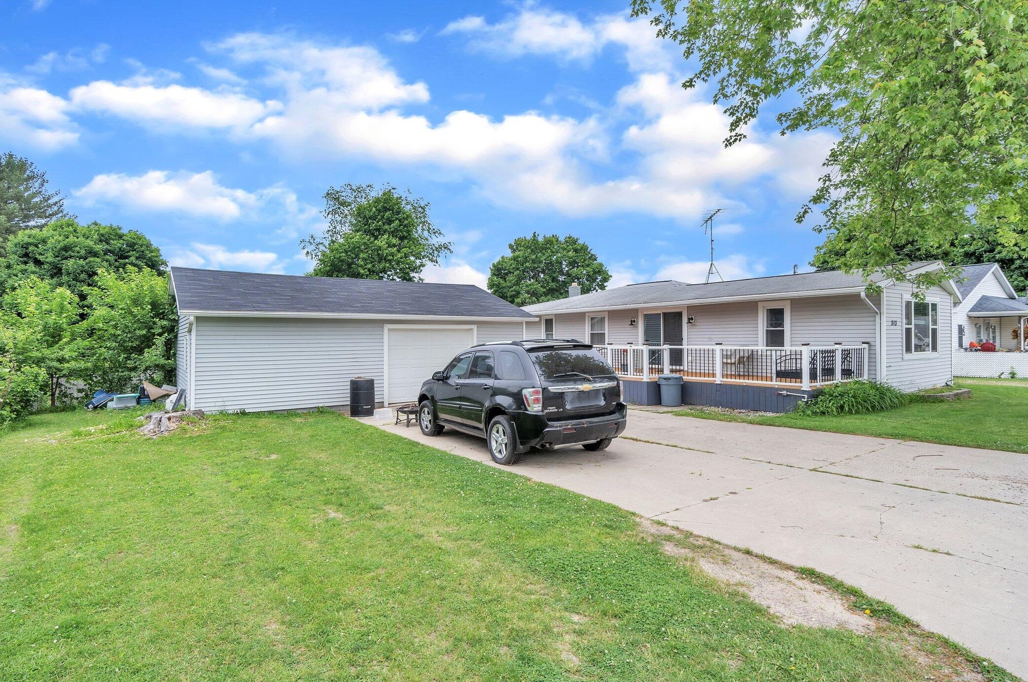 313 Ackerson Lk Dr, Jackson MI 49201-8756 exterior