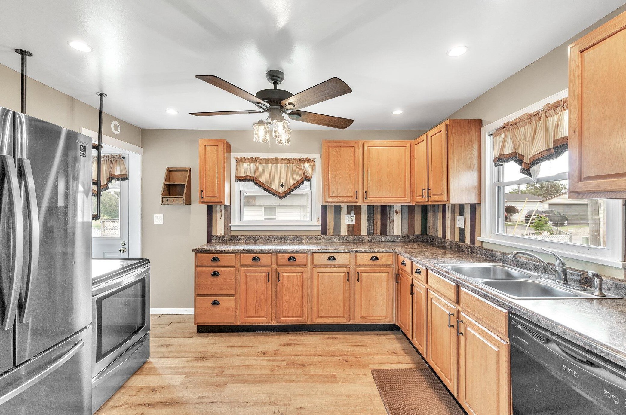 313 Ackerson Lk Dr, Jackson MI 49201-8756 exterior