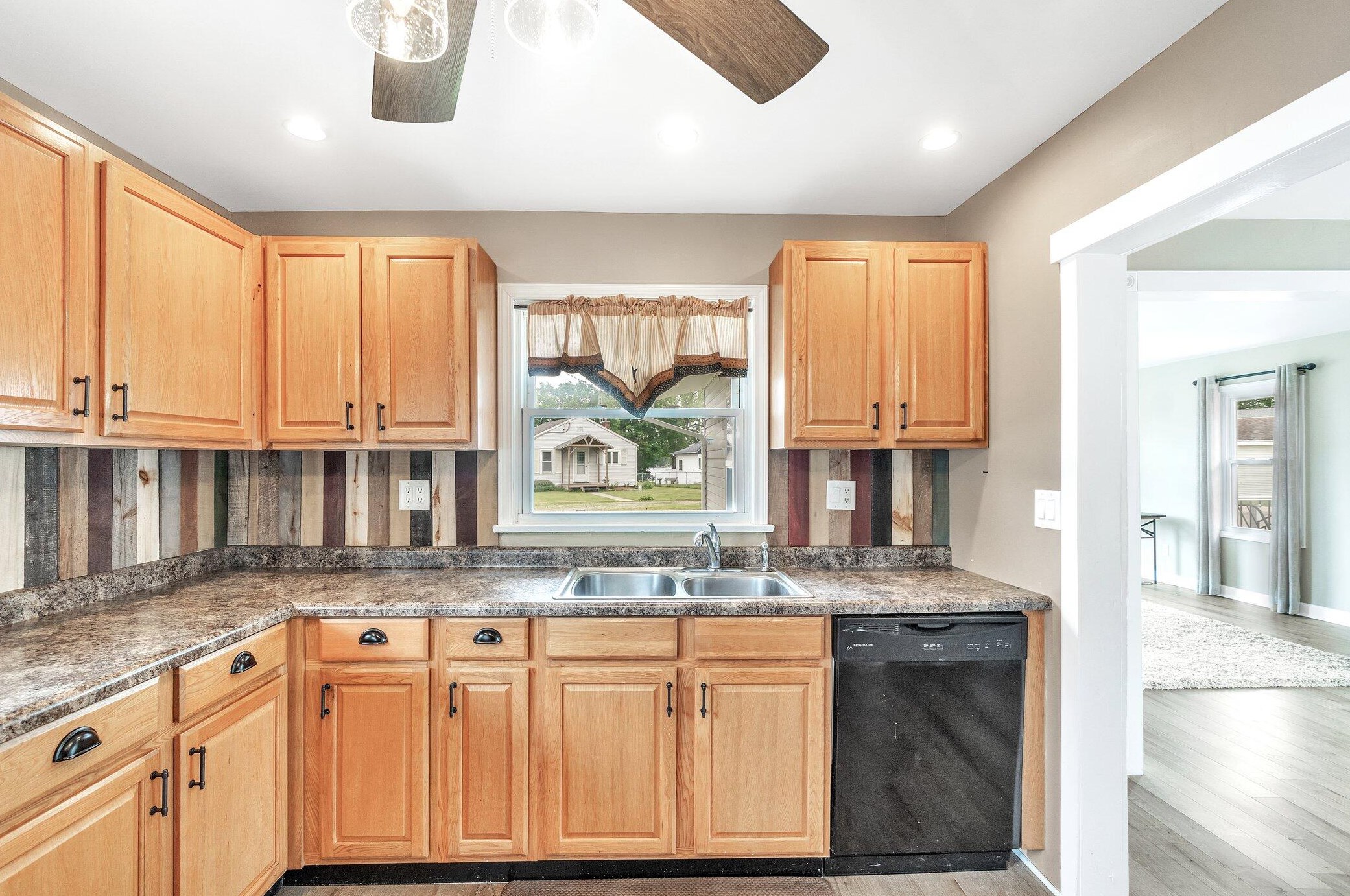 313 Ackerson Lk Dr, Jackson MI 49201-8756 exterior