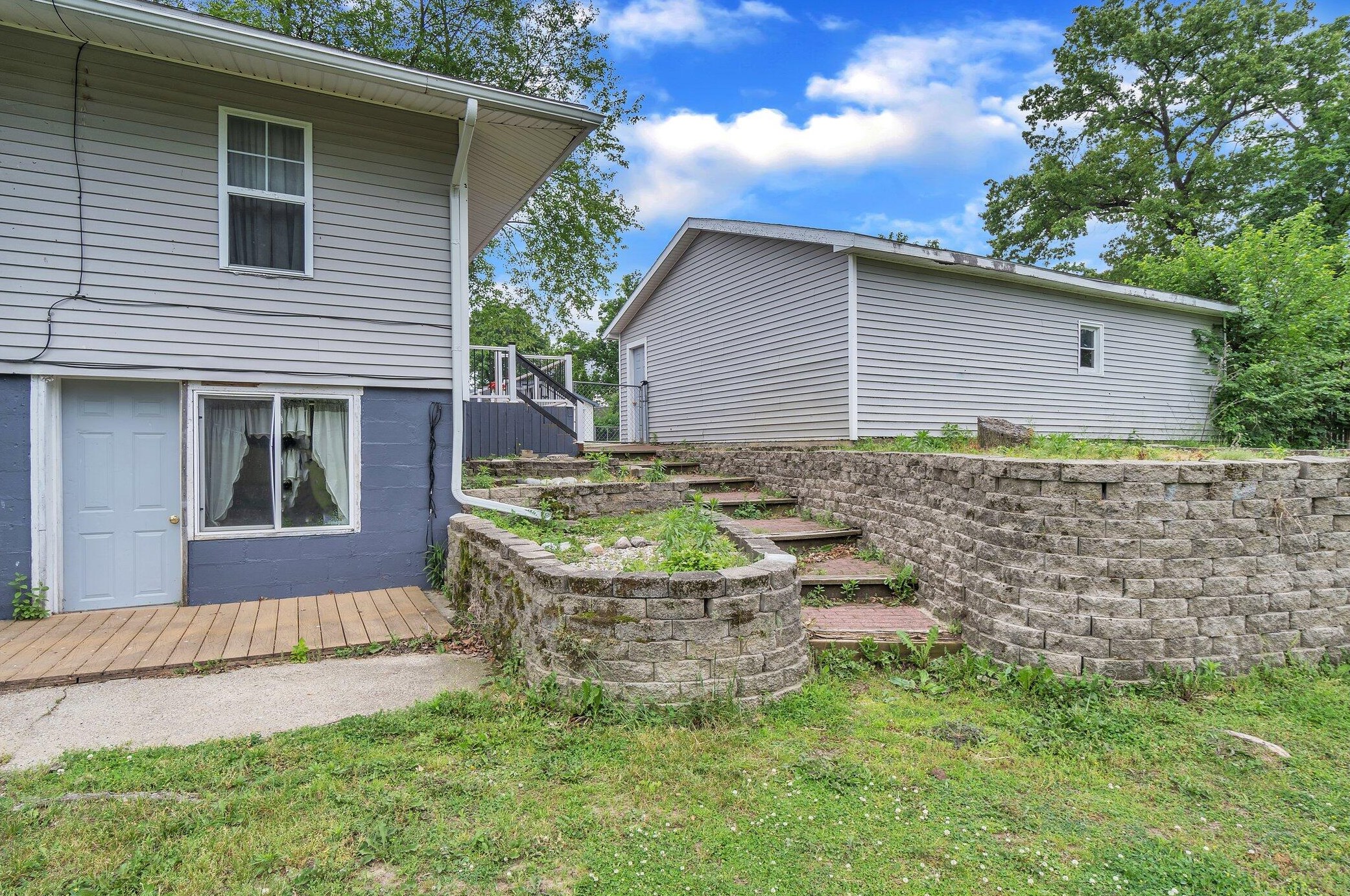 313 Ackerson Lk Dr, Jackson MI 49201-8756 exterior