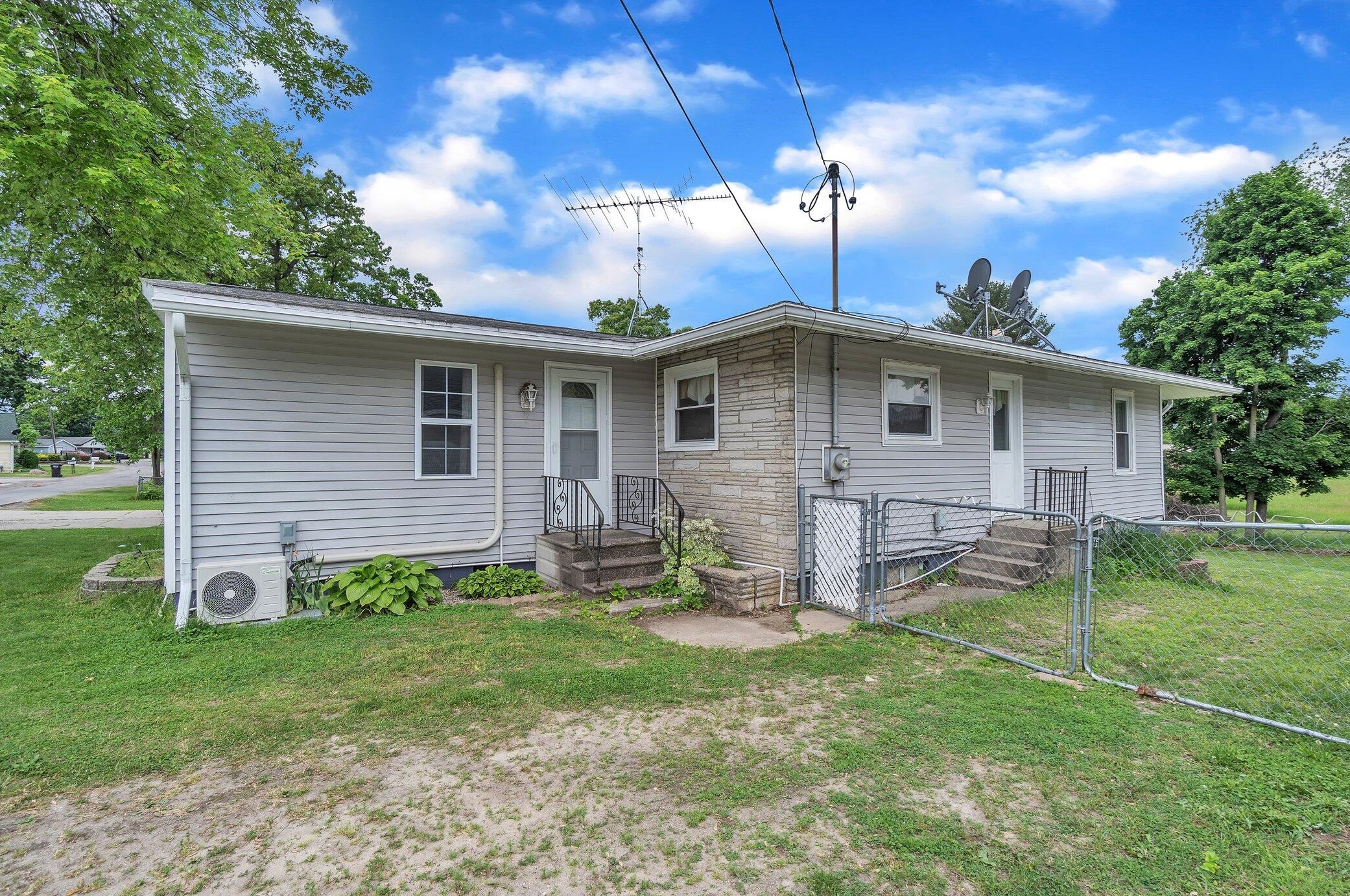 313 Ackerson Lk Dr, Jackson MI 49201-8756 exterior