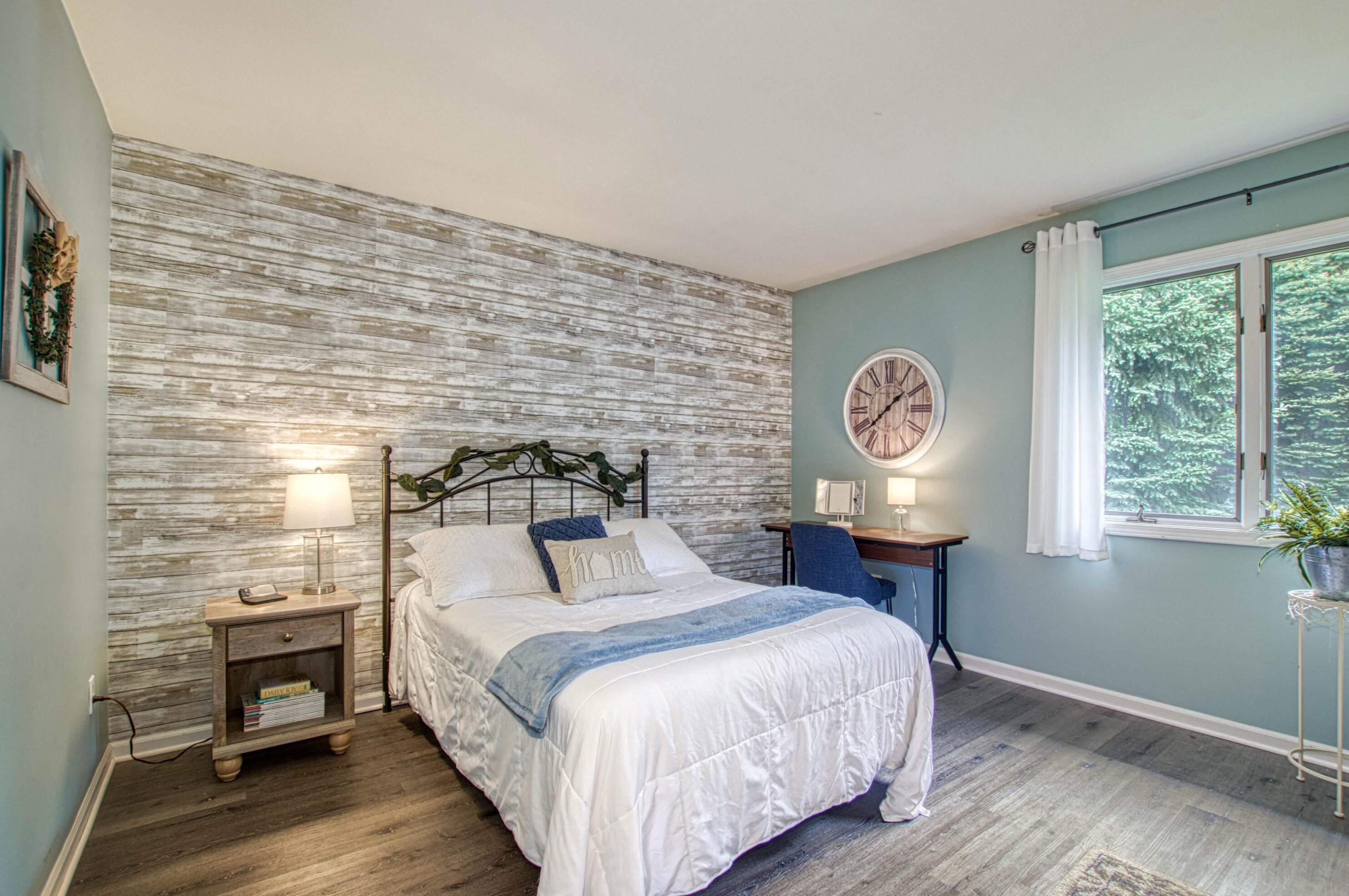 2106 Cranbrook Dr, Grand Rapids MI  49505-5721 exterior