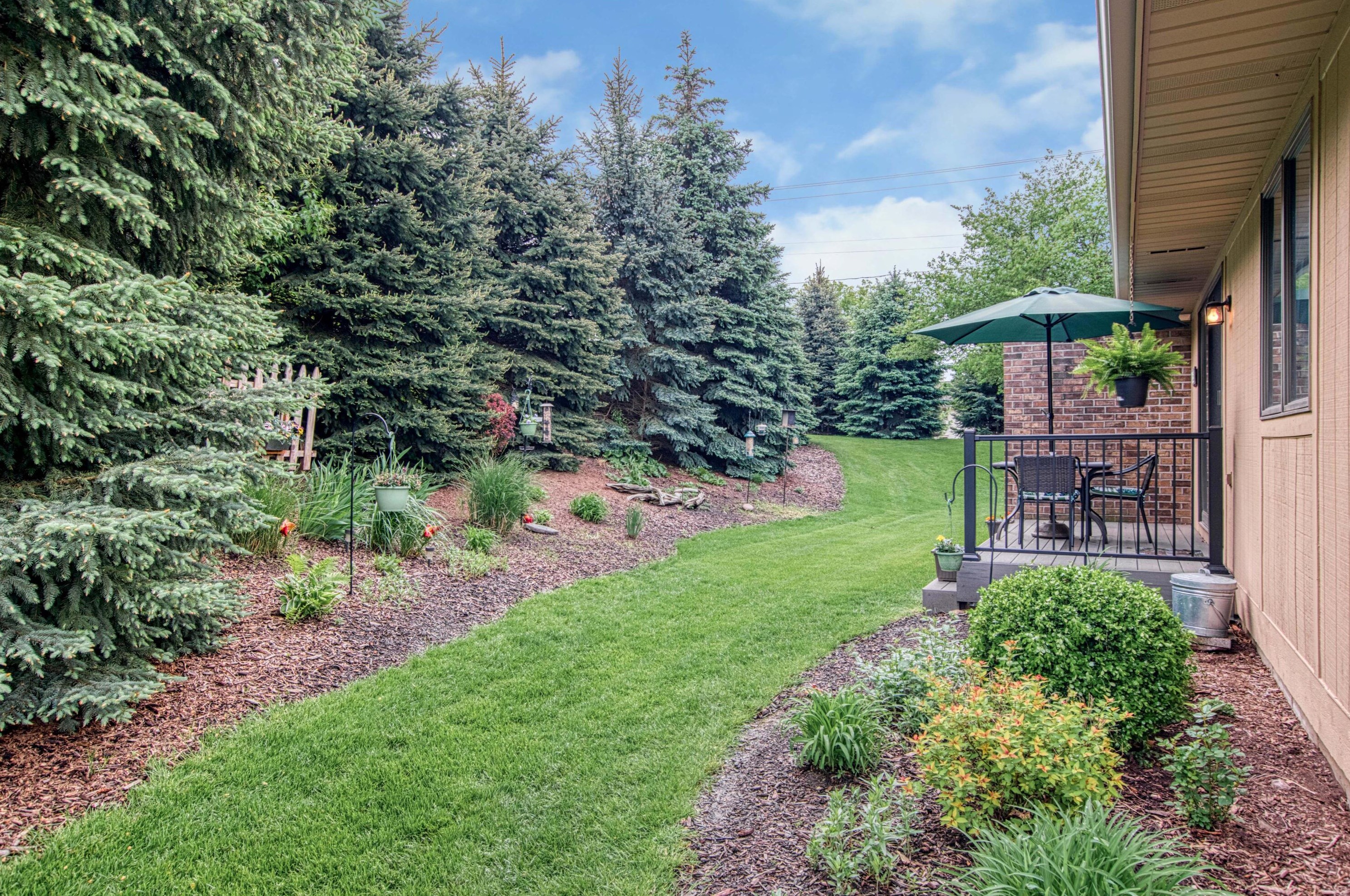 2106 Cranbrook Dr, Grand Rapids MI  49505-5721 exterior