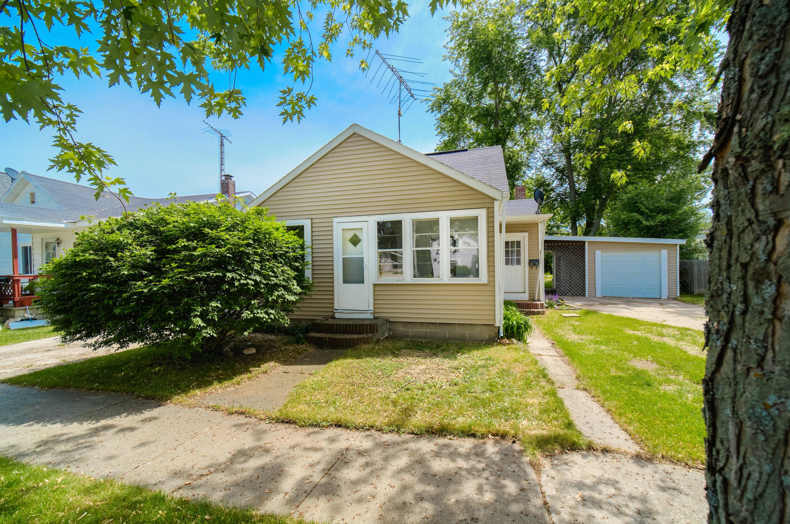 376 Maple St, Shelby MI 49455-1129 exterior