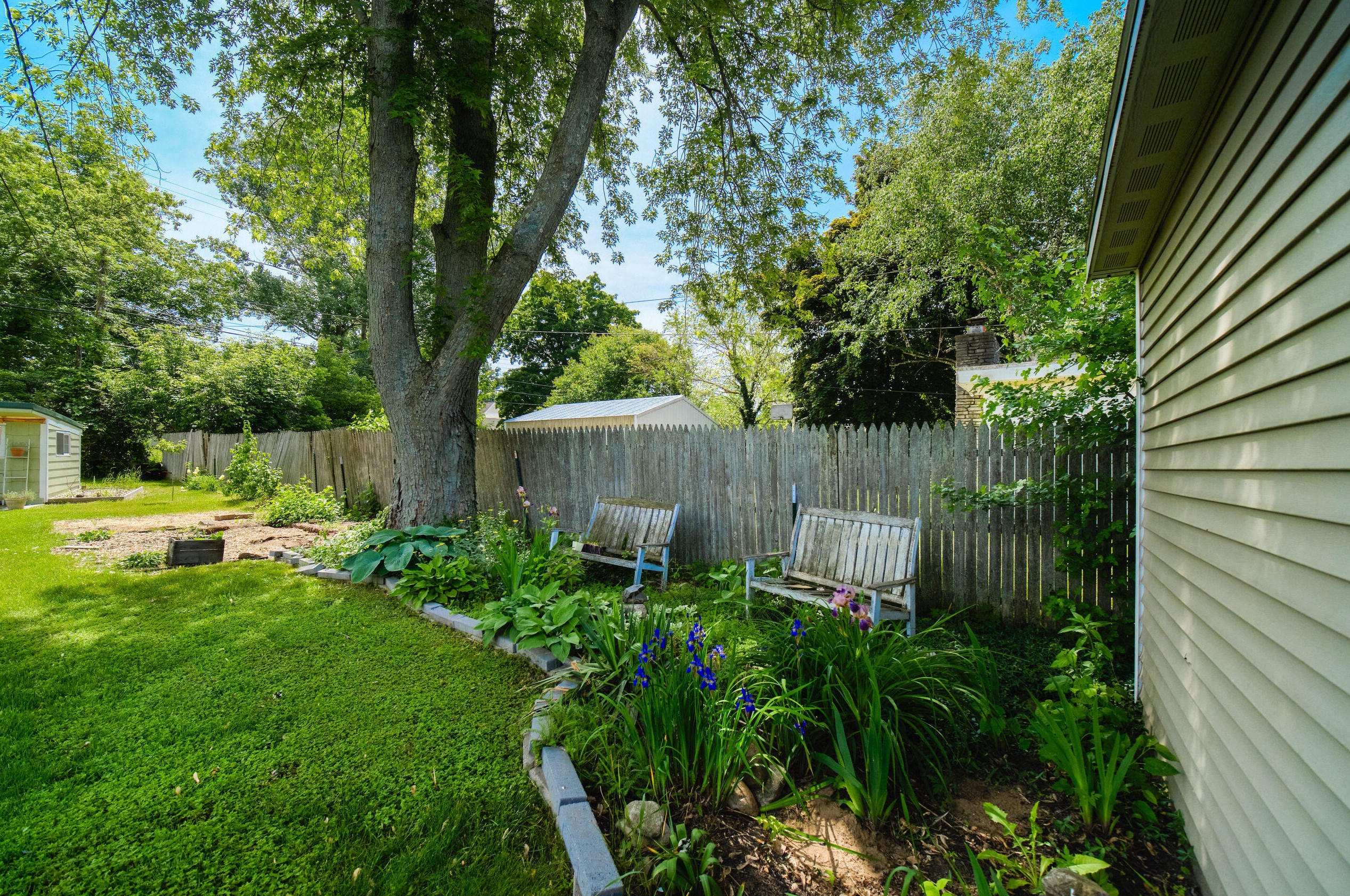 376 Maple St, Shelby MI 49455-1129 exterior