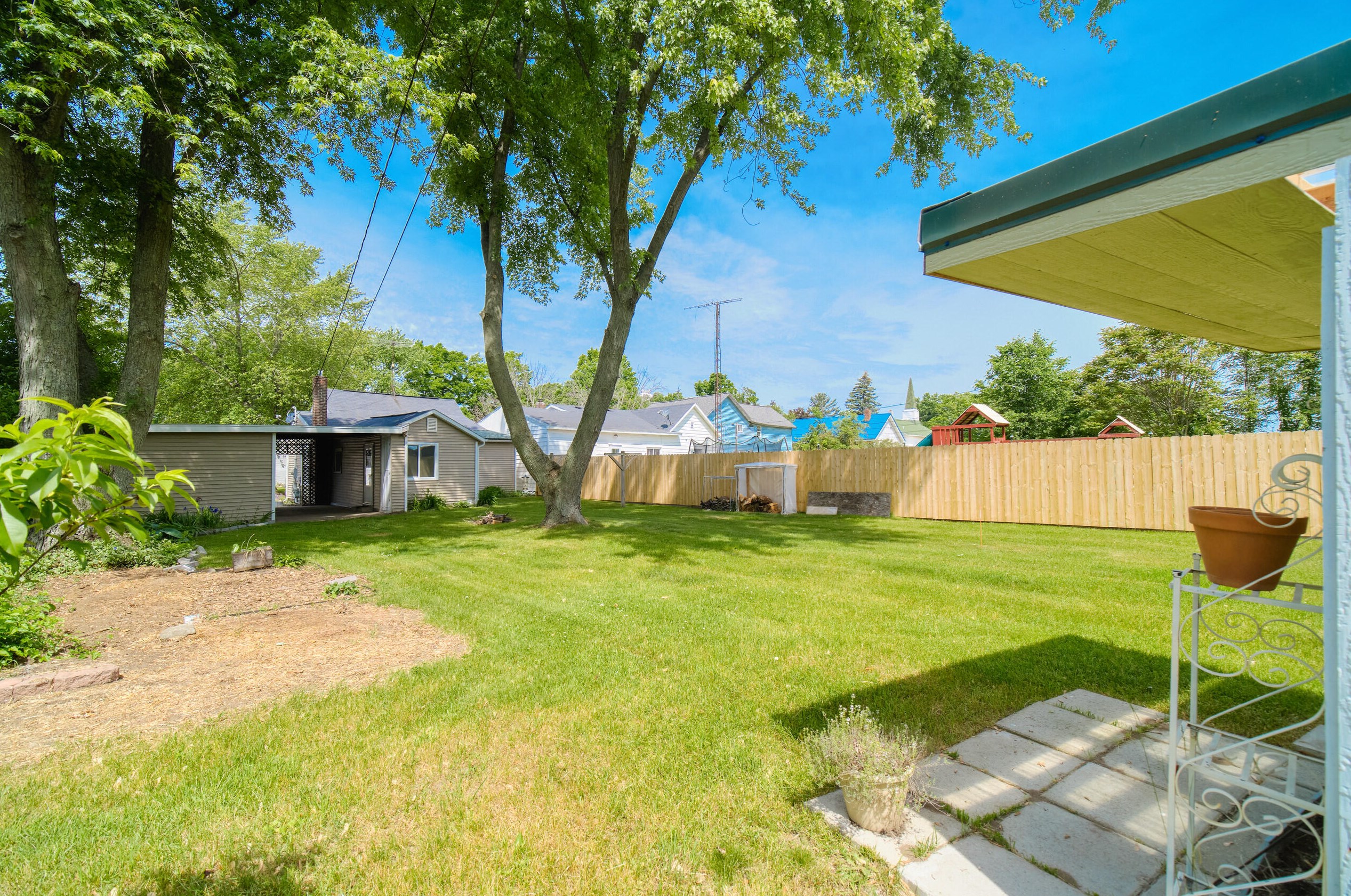 376 Maple St, Shelby MI 49455-1129 exterior