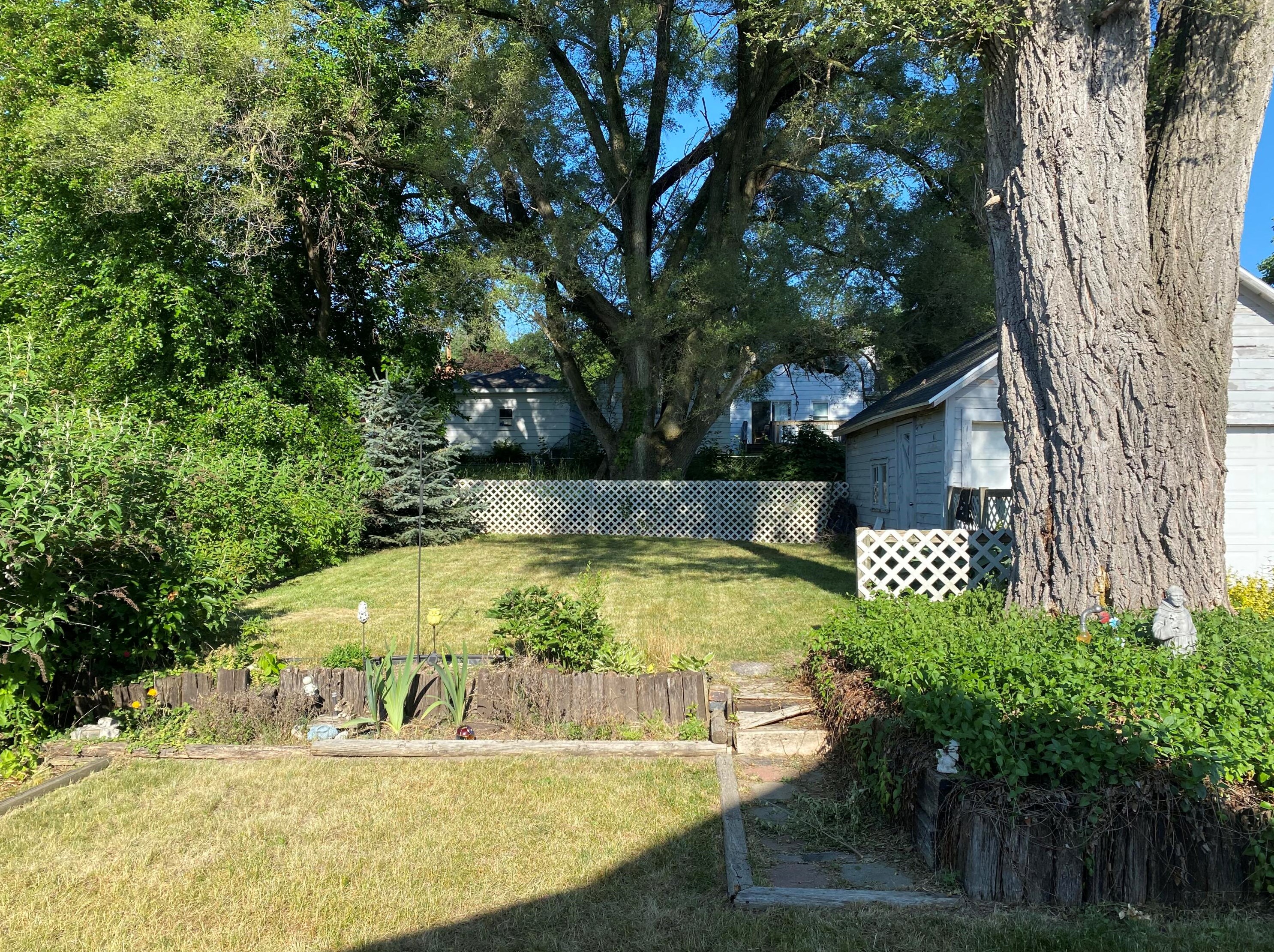 1433 Emerson Ave, Grand Rapids MI 49544-1717 exterior