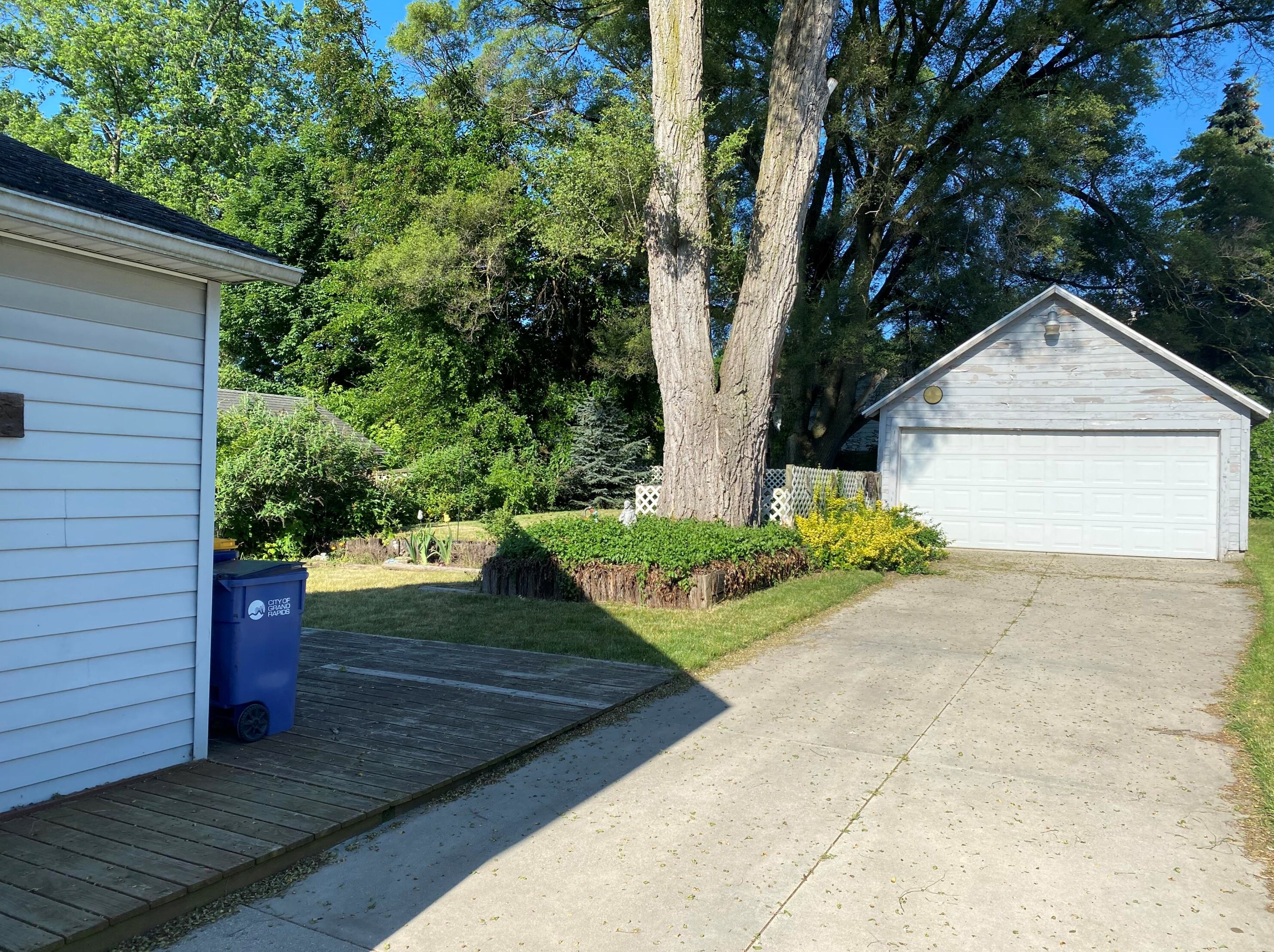 1433 Emerson Ave, Grand Rapids MI 49544-1717 exterior