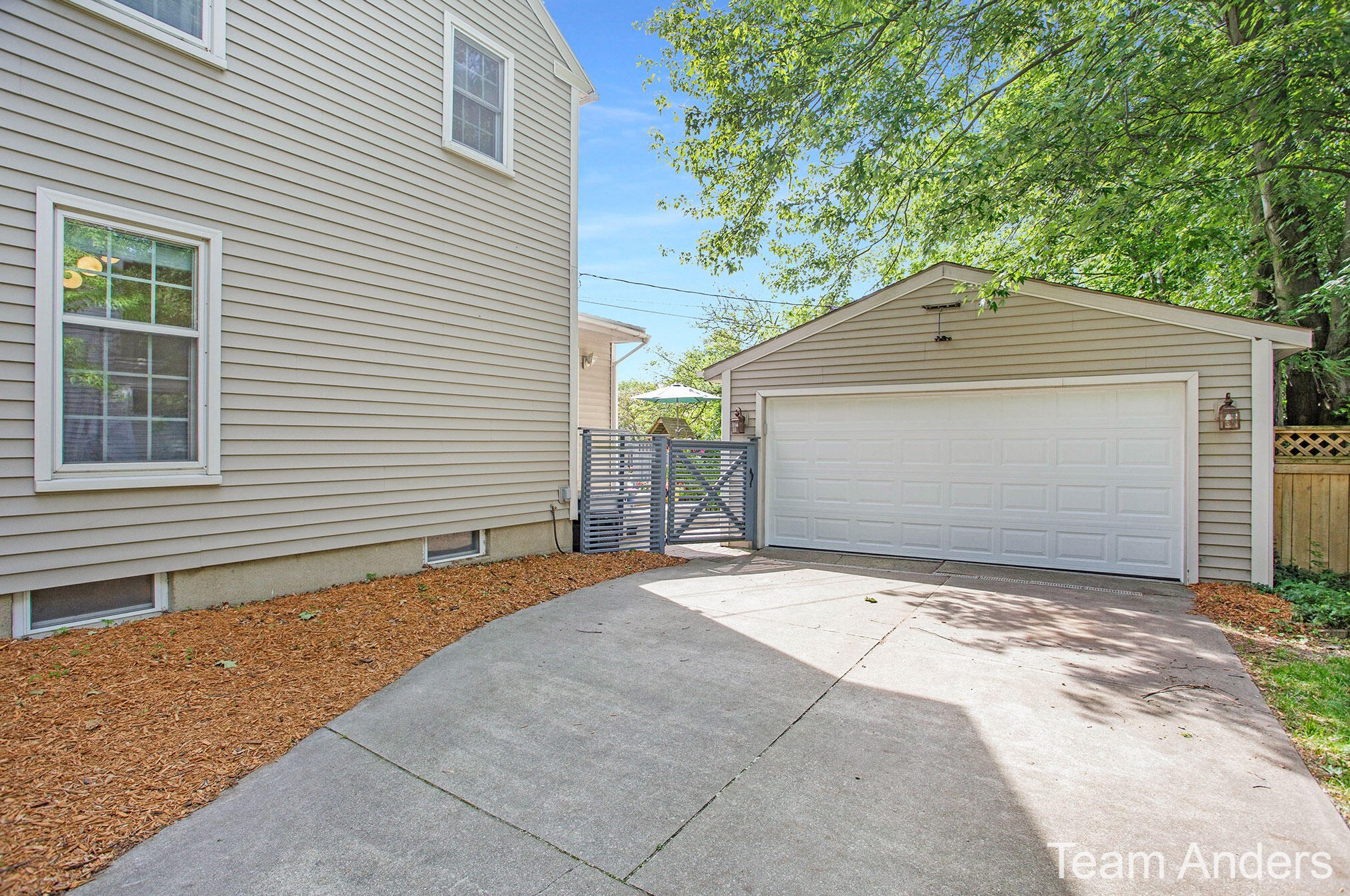 2134 Englewood Dr, Grand Rapids MI 49506-4512 exterior