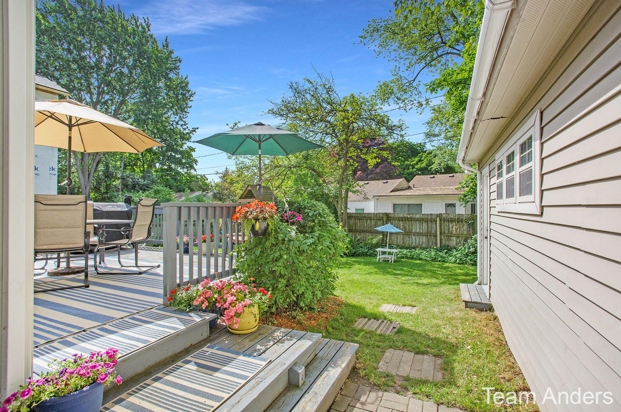 2134 Englewood Dr, Grand Rapids MI 49506-4512 exterior