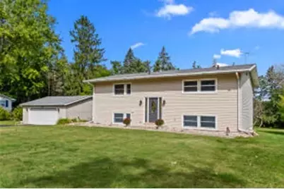 524  Lakeview Dr, Walworth, WI 53184 - Photo 1