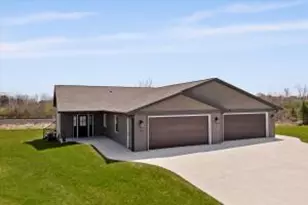 118 Sunrise Ct, Cedar Grove, WI 53013 - Photo 1