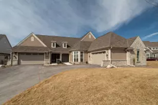 1554 Lookout Ct, Hartland, WI 53029 - Photo 1
