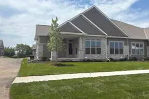 N28W25285 Parkway Ridge Circle, Pewaukee, WI 53072 - Photo 1