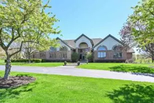 W283N3660 Yorkshire Trce, Delafield, WI 53072 - Photo 1