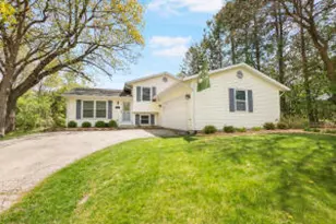 913 E Imperial Dr, Hartland, WI 53029 - Photo 1