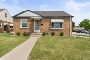 944 W Eden Pl, Milwaukee, WI 53221 - Photo 1