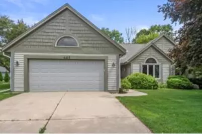425  Glen View Ct, Slinger, WI 53086 - Photo 1