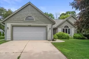 425 Glen View Ct, Slinger, WI 53086 - Photo 1