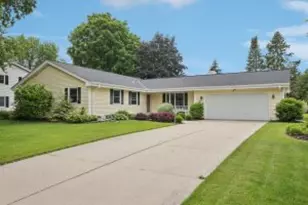 W220N2789 Maplewood Ln, Pewaukee, WI 53186 - Photo 1