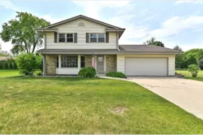 15445 W Kingsway Dr, New Berlin, WI 53151 - Photo 1