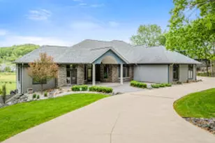 446 Country Club Ln, Onalaska, WI 54650 - Photo 1