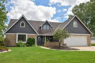 831 Oak Ridge Cir, Hartford, WI 53027 - Photo 1