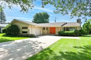 548 E Fox Dale Ct, Fox Point, WI 53217 - Photo 1