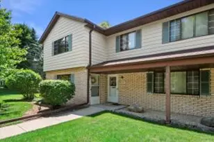 611 Dundee Ln, Hartland, WI 53029 - Photo 1