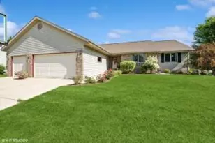 420 E Sunny Hill Dr, Elkhorn, WI 53121 - Photo 1