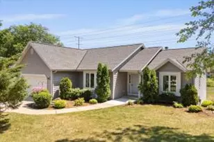 647 W Briarknoll Ct, Saukville, WI 53080 - Photo 1