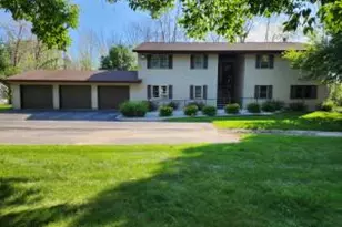 910 E Cedar Ave, Manitowoc, WI 54220 - Photo 1