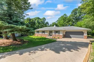 731 Mansfield Cir, Hartland, WI 53029 - Photo 1