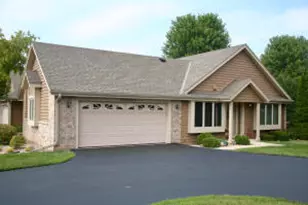 W242N2362 Deer Park Dr, Pewaukee, WI 53072 - Photo 1