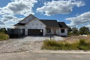 W251N2425 Valleyview Cir, Pewaukee, WI 53072 - Photo 1